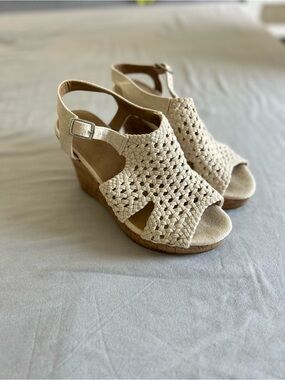 SO Woven Open-Toe Wedge Sandals in Cream